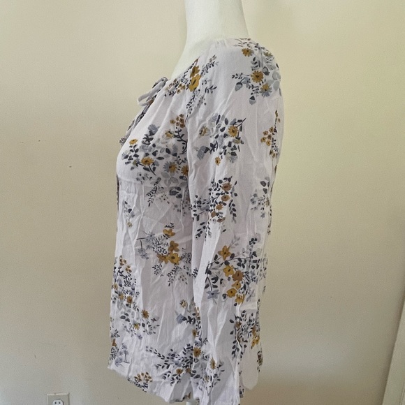 Lucky Brand medium peasant blouse with keyhole front and 3 button closure. - Picture 4 of 9